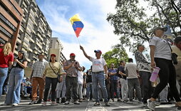 Ciudadanos venezolanos muestran su apoyo a Nicolás Maduro, ayer en Caracas.
