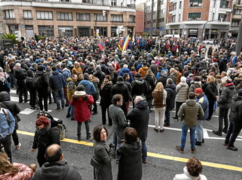 La pequeña plaza cercana al Consulado de Venezuela en Bilbo, quedó desbordada.