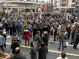 La pequeña plaza cercana al Consulado de Venezuela en Bilbo, quedó desbordada.