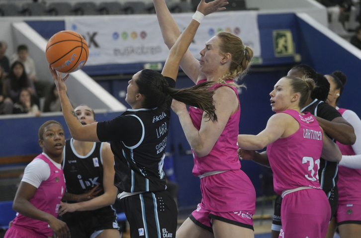 Eraunzetamurgilen partida bikaina Araskiren defentsak zapuztu zuen.