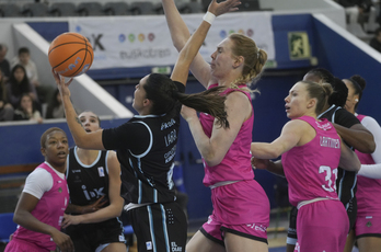 Eraunzetamurgilen partida bikaina Araskiren defentsak zapuztu zuen.