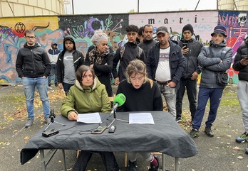 Personas que sobreviven en la antigua ikastola Jaso, en una comparecencia del colectivo Dar Etxea.