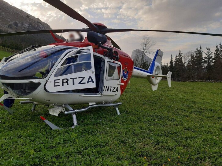 Ertzaintzaren helikopteroaren bidez jaso dute gorpua.