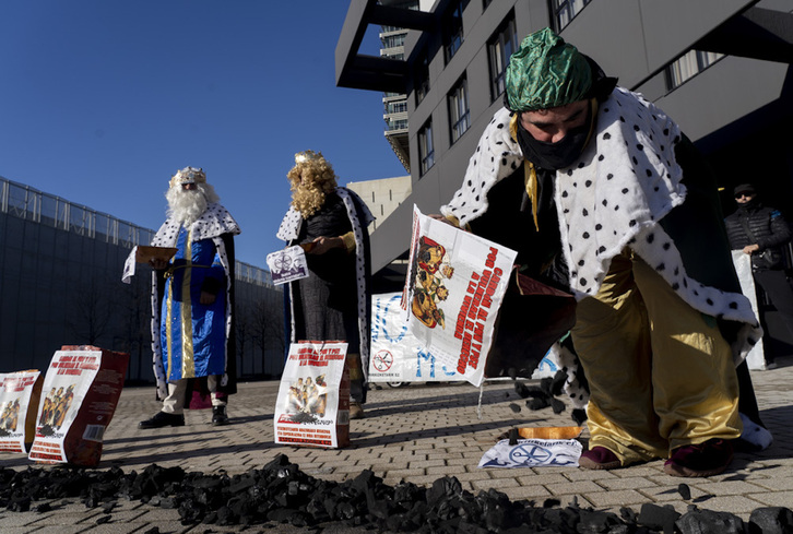 Errege Magoez jantzita, protesta egin dute BECen alboan. (Raul Bogajo | Foku)