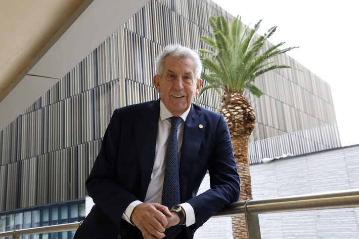 Pedro Miguel Etxenike Landiribar, en el balcón de su despacho, con el nuevo edificio del DIPC al fondo.