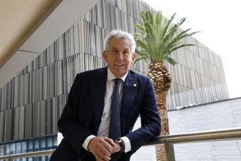 Pedro Miguel Etxenike Landiribar, en el balcón de su despacho, con el nuevo edificio del DIPC al fondo.