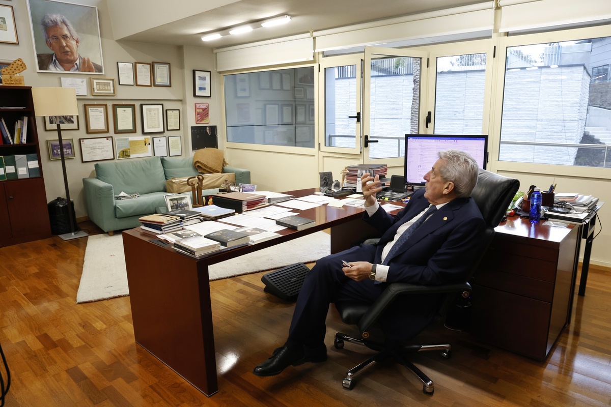 Pedro Miguel Etxenike Landiribar nos habla del retrato que le regalaron sus alumnos. (Maialen ANDRES/FOKU)