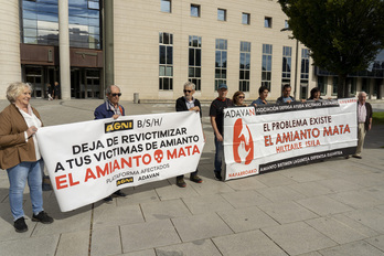 Víctimas del amianto, en una protesta ante la Audiencia de Iruñea.