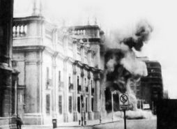 Bombardeo sobre el Palacio de la Moneda, en Santiago de Chile en 1973.
