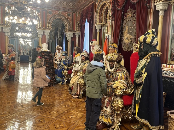 Recibimiento de los Reyes Magos a niños y niñas en el Ayuntamiento de Bilbo, por la mañana. (EUROPA PRESS)