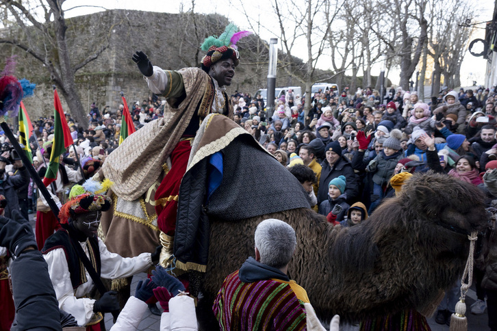 Baltasar saluda a la multitud en Iruñea.