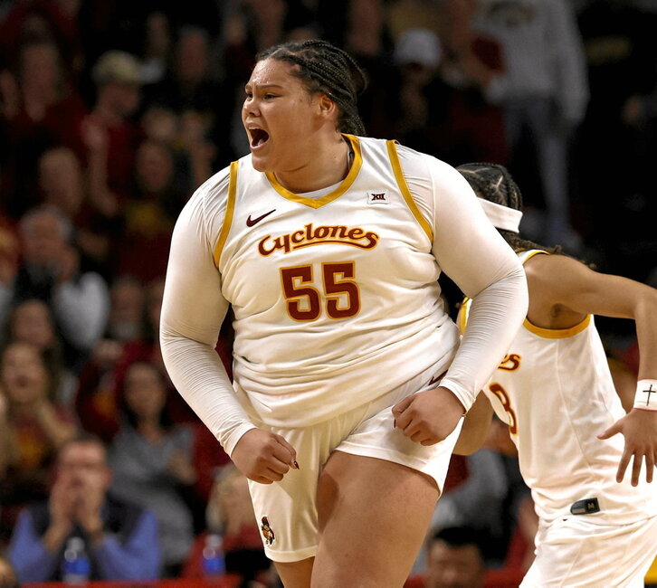 Audi Crooks celebra con rabia una canasta.