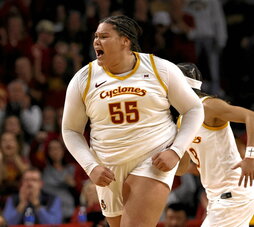 Audi Crooks celebra con rabia una canasta.