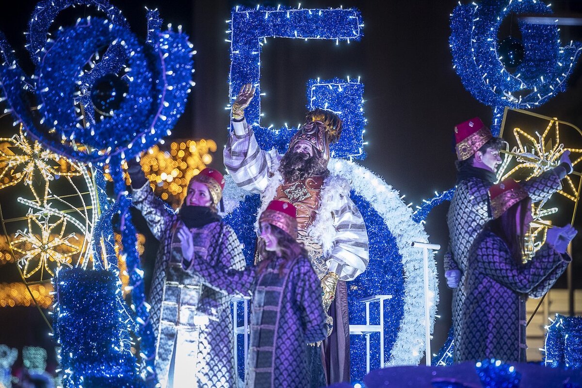 Luces y colorido en la cabalgata de Gasteiz. (@vitoriagasteiz”