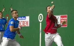 Erik Jaka, Tolosako Beotibarren pilota airez astintzeko prest, ondoan Iker Larrazabal duela.