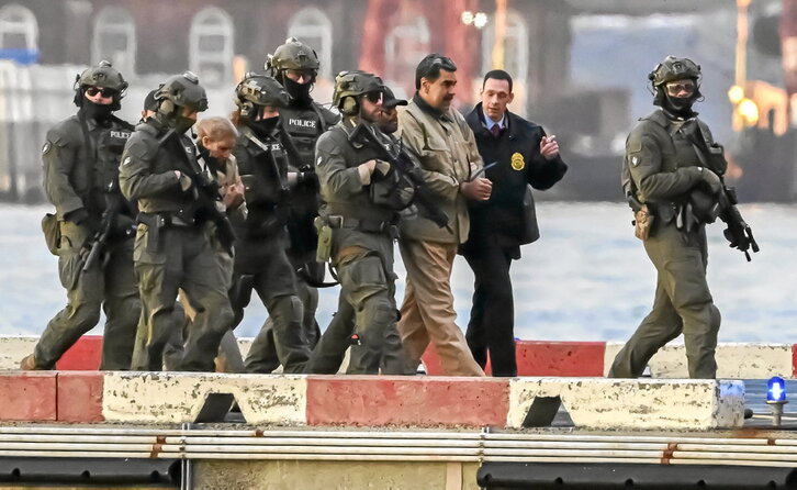 Maduro y Flores llegan al helipuerto de Wall Street para ser trasladados a un tribunal de Nueva York.