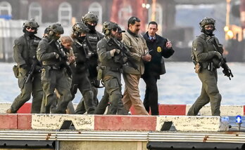 Maduro y Flores llegan al helipuerto de Wall Street para ser trasladados a un tribunal de Nueva York.