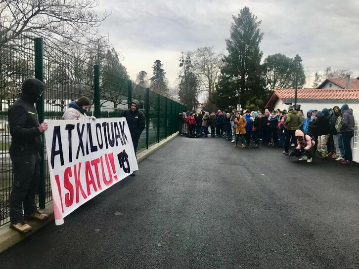 Kanboko jendarmeriaren aitzinean eginiko elgarretaratzea.