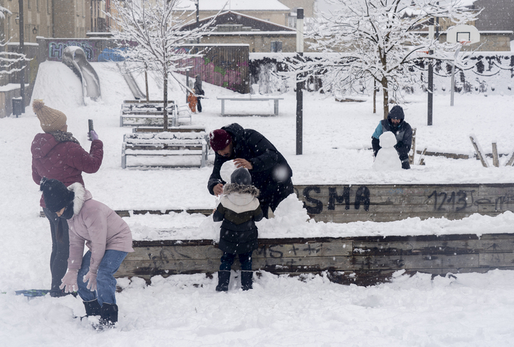 Nieve en un parque de Gasteiz.