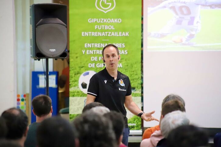 Oier Agirrezabalaga, en una charla impartida en la Feredación de Gipuzkoa.