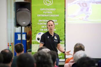Oier Agirrezabalaga, en una charla impartida en la Feredación de Gipuzkoa. 