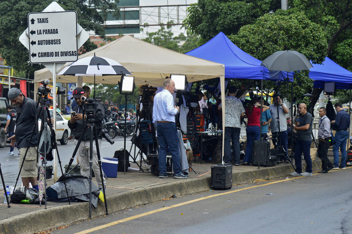 Un grupo de periodistas trabaja en la frontera de Venezuela con Colombia, en Cúcuta. (Schneyder MENDOZA/AFP)