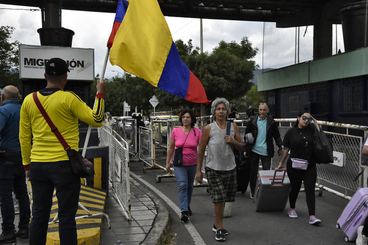 Un grupo de personas cruza la frontera de Venezuela a Colombia, en Cúcuta.