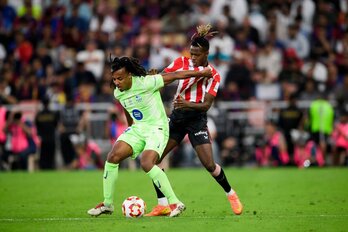 Nico Williams presiona a Kounde.