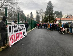 Kanboko jendarmeriaren aitzinean eginiko elkarretaratzea.