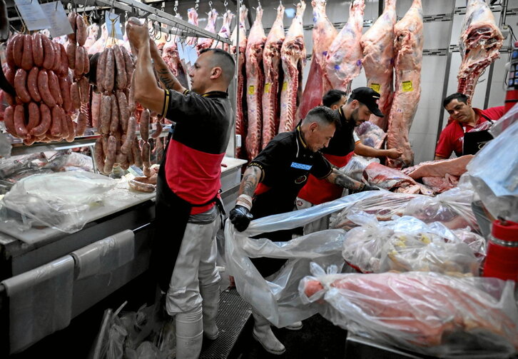 Varios trabajadores en una planta de envasado de carne en Buenos Aires, Argentina.