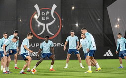 Los jugadores del Athletic realizaron un último entrenamiento en Yeda previo a la semifinal frente al Barça.