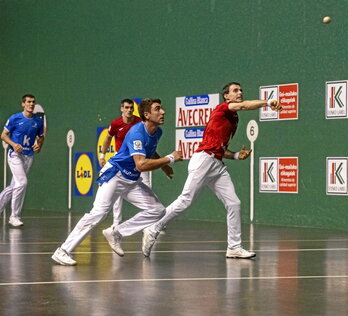 Altunaren erremate bati adi-adi begira lau pilotariak.