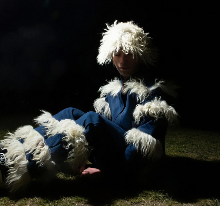 Euskal tradizioa, antzinako jantziak eta kondairak dituzte erreferentzia gazte sortzaile hauek, XXI. menderako moda eskaintza proposamena eginez.