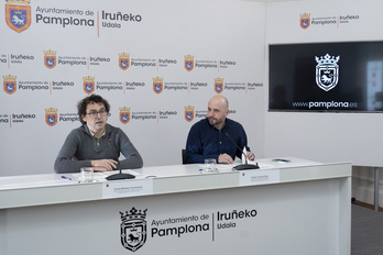 Txema Mauleón y Rubén Unanua, durante su comparecencia para explicar las medidas adoptadas por el Consistorio de Iruñea para atender el sinhogarismo.