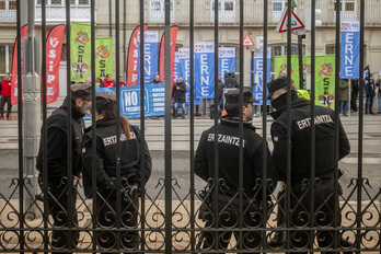 Ertzaintzaren sindikatuen elkarretaratze baten argazkia.