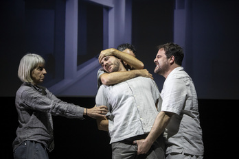 «18/98» izeneko auzia, taularen gainean. Dokumentaletik asko du lan honek.