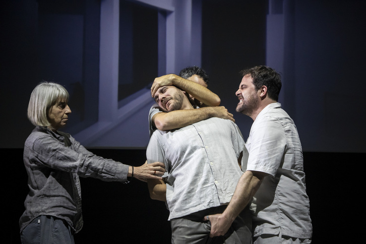 «18/98» izeneko auzia, taularen gainean. Dokumentaletik asko du lan honek.