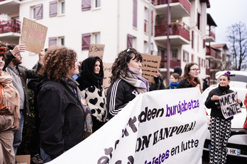 Sutan kolektiboko kideak gaur arratsaldean Baionan eginiko mobilizazioan.