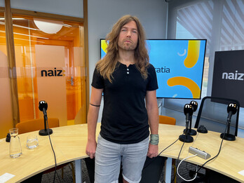 Aner Hernandez NAIZ Irratiko estudioan