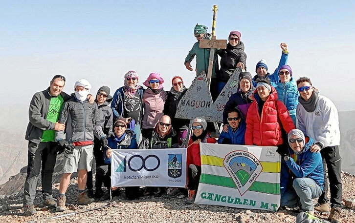 Ganguren mendi taldeko bazkideak Marokoko Mgoun mendian. 