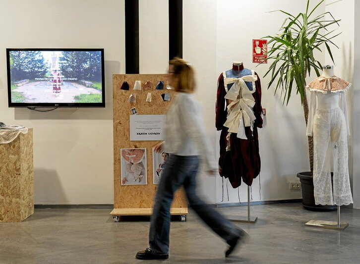 Nafarroako Gazte Artisten Topaketa hartu zuen Uharteko Arte Garaikideko zentroak. Lehen solairuan Idoia Garderen «Arbasoen lilurak» lana eta Lander Puyoren «Maskarada» arropa bilduma ikusgai egon ziren.