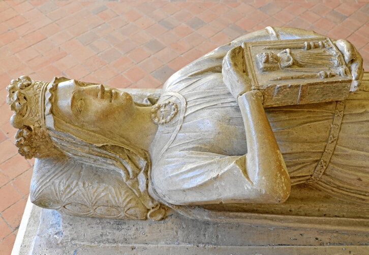 Francisco Puzzo ha defendido en la UPNA su tesis. Abajo, tumba de Margarita en Palermo.