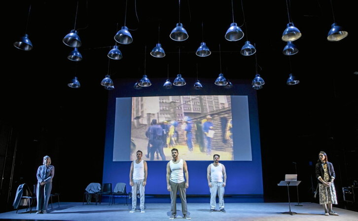 18/98 auzia, taula gainean. Dokumentaletik asko du lanak.