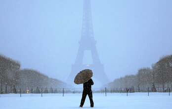 Elurra eta izotza arazo ugari sortzen ari dira Frantziako iparraldean eta mendebaldean .
