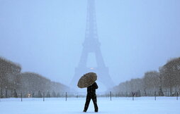 Elurra eta izotza arazo ugari sortzen ari dira Frantziako iparraldean eta mendebaldean .