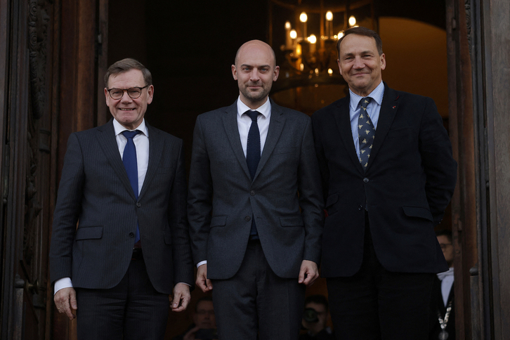 El ministro francés Barrot (centro), junto a sus homólogos alemán, Wadephul (izquierda), y polaco, Sikorski (derecha). Yoan VALAT | AFP