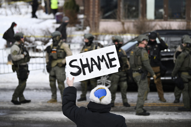 Protestas contra la policía migratoria en el lugar de la muerte en Minneapolis.
