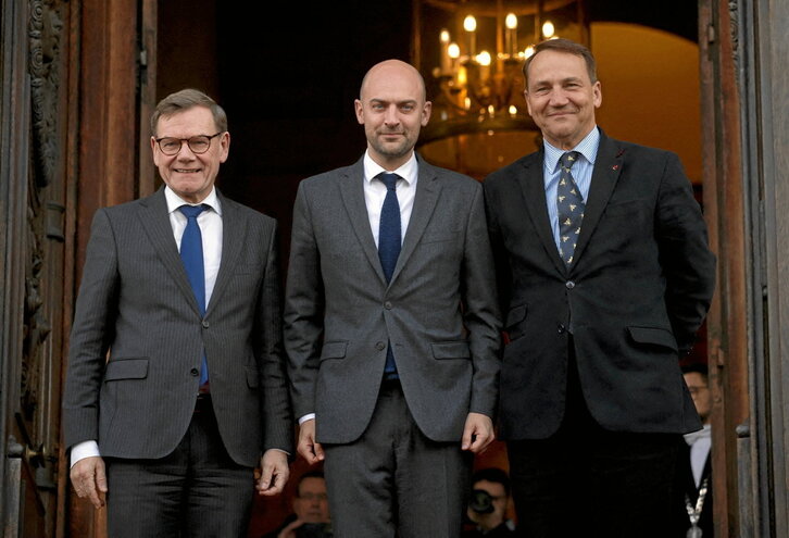El ministro francés Barrot (centro), junto a sus homólogos alemán, Wadephul (izquierda), y polaco, Sikorski (derecha).