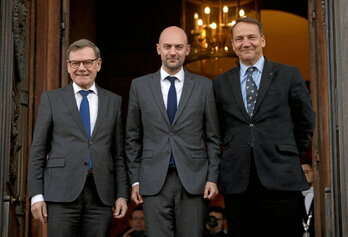 El ministro francés Barrot (centro), junto a sus homólogos alemán, Wadephul (izquierda), y polaco, Sikorski (derecha).