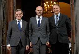 El ministro francés Barrot (centro), junto a sus homólogos alemán, Wadephul (izquierda), y polaco, Sikorski (derecha).